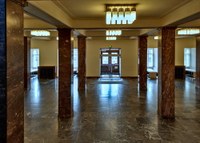 Blick ins Foyer des Hauptgebäudes von der Treppe aus Richtung Haupteingang