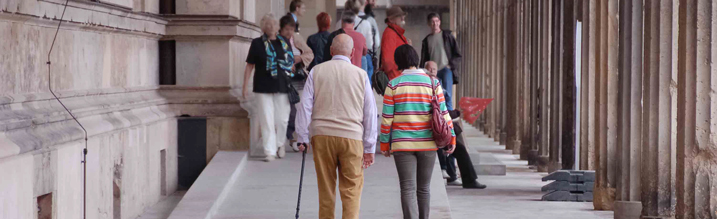 Ein älterer Man und eine Frau Spaziergang